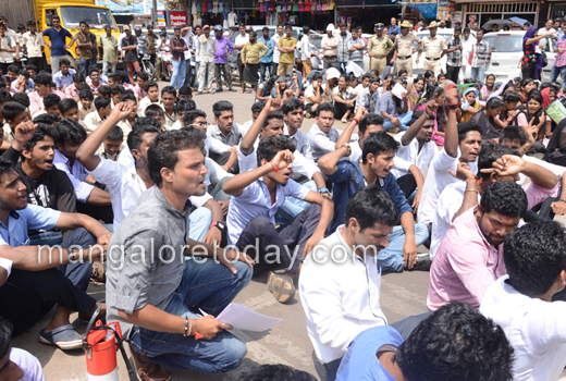  Students take up cudgels against Yettinahole Project 1